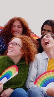 LGBT onur festivali gününü birlikte kutlayan mutlu bir gey grubu. LGBTQ topluluk kavramı