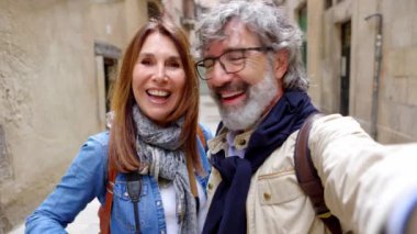 Kıdemli Kafkasyalı turistlerin yaz tatilinde cep telefonuyla görüntülü arama yaptıkları bir POV. Emekli evli çift, internet konferansı aracılığıyla aile veya arkadaşlarıyla seyahatin tadını çıkarıyor.