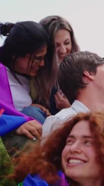 LGBT onur festivali gününü kutlayan mutlu eşcinsellerin dikey HD videosu. LGBTQ topluluk kavramı