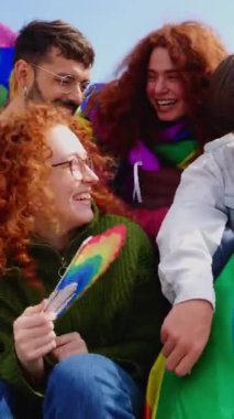 LGBT onur festivali gününü kutlayan mutlu eşcinsellerin dikey HD videosu. LGBTQ topluluk kavramı