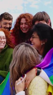 LGBT onur festivali gününü kutlayan mutlu eşcinsellerin dikey HD videosu. LGBTQ topluluk kavramı