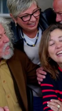 Son sınıf arkadaşlarının kafeterya barında kahve içerken eğlendikleri dikey HD videolar. Yeni nesil insanlar kahkahalarla gülüyor, kahvaltlarını yaparken..