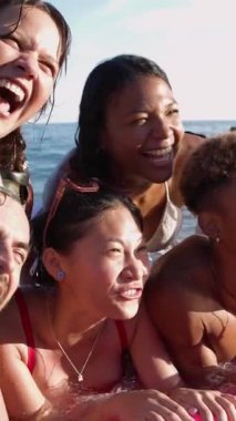 Şişme minderli bir grup turist yaz tatilinin tadını çıkarıyorlar. Tatil yaşam tarzı ve arkadaşlık kavramı.