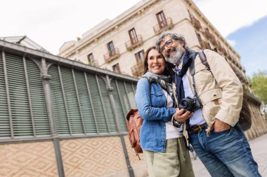 Barselona 'da yaz tatili boyunca eğlenen Kafkas turistlerin mutlu çifti. Seyahat ve emekliler yaşam tarzı konsepti.