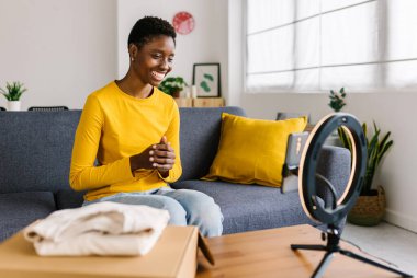 Kadın blogcu, sosyal ağlar için içerik oluştururken cep telefonuyla video kaydediyor. Teknoloji ve sosyal ağlar kavramı.