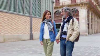 Tatil sırasında Barcelona 'da yürüyüş yaparken gülen mutlu son sınıf turistleri. Olgun arkadaşlar birlikte şehir sokağında eğleniyorlar. Emekli insanlar yaşam tarzı konsepti.