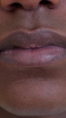 Dikey HD ekran video. Ciddi Afro-Amerikan erkek ağzı, olumsuz ifade, kendine güvenen duygu