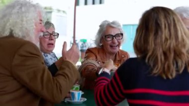 Son sınıf öğrencileri kahvaltlarını kafeteryada yapıyorlar. Yaşlı yaşam tarzı ve arkadaşlık kavramı.