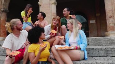 Şehir caddesinde birlikte pizza yiyen bir grup mutlu arkadaş. Çok ırklı gençler İtalya 'da yaz tatilinin tadını çıkarıyorlar. Milenyum öğrencisi açık havada kaynaşıyor. Arkadaşlık kavramı