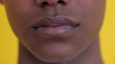 Ciddi Afro-Amerikan erkek ağzı, olumsuz ifade, kendine güvenen duygu