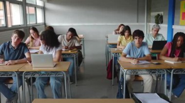 Lise sınıfında okuyan bir grup genç öğrenci. Eğitim ve okul konseptine dönüş.