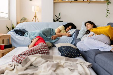 Sabahları evdeki pijama partisinden sonra kanepede uyuyan üç genç bayan arkadaş. Arkadaşlık kavramı.