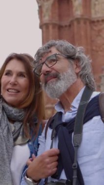 Yaz tatilinde Barselona 'yı ziyaret eden son sınıf aile çifti. Mutlu evli ve emekli bir adam ve kadın Barselona 'da gezerken tatilin tadını çıkarıyor. Dikey HD video.
