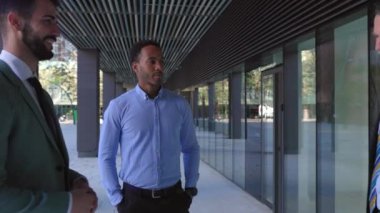 İki farklı başarılı iş adamı ofis binasının yakınında karşılaştıktan sonra el sıkışıyor. Ortaklık ağı ve iş konsepti.