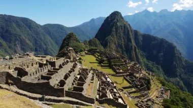 Machu Picchu 'nun güzel güneşli bir günde panoramik manzarası, İnkalar Vadisi, Cuzco, Peru. Güney Amerika 'da ünlü ve turistik bir yer.