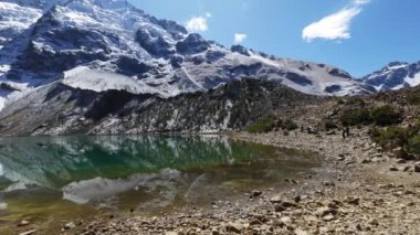 And Dağları 'ndaki Salcantay Dağı' ndaki Humantay gölünün panoramik manzarası. Peru 'daki Lagoon.