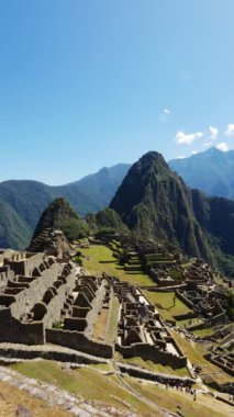 Machu Picchu 'nun güzel güneşli bir günde çekilmiş dikey HD videosu, İnkalar Vadisi, Cuzco, Peru. Güney Amerika 'da ünlü ve turistik bir yer.