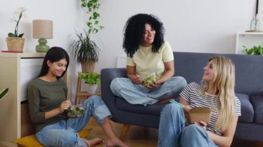 Genç bir grup bayan arkadaş evde komik hikayeler anlatarak vakit geçiriyorlar. Milenyum öğrencileri oturma odasında yemek yerken konuşuyor. Aile hayatı ve arkadaşlık kavramı