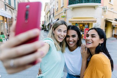 İtalya 'da yaz tatili sırasında selfie çeken bir grup mutlu kadın. Seyahat ve kadın arkadaşlık kavramı
