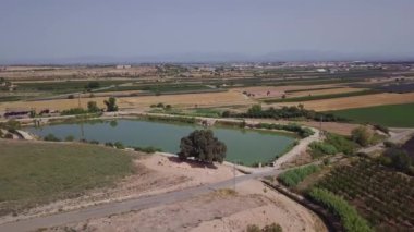 İHA görüntüsü. Kırsalda bir bataklığın üzerinde uçmak. Miralcamp, Lleida, Katalonya, İspanya.