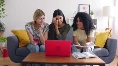 Cep telefonu web sitesinde bilgi arayan ve yaz tatillerini birlikte hazırlarken seyahat rehberi okuyan üç genç ve mutlu bayan arkadaş. Tatil yaşam tarzı kavramı.