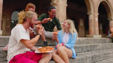Milenyum genç turist grubu İtalya 'da yaz tatilinin tadını çıkarırken birlikte pizza yiyorlar. Boşluğu kopyala.