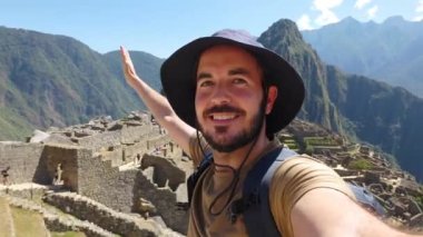 Machu Picchu manzarasının tadını çıkaran mutlu yetişkin bir adamın POV video selfie 'si. Neşeli gezgin Peru 'da tatilin tadını çıkarıyor. Güney Amerika seyahat tatili konsepti.