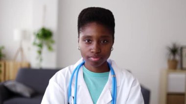 Kameraya ciddi ciddi bakan genç Afrikalı kadın doktorun portresi. Sağlık çalışanları ve tıp konsepti. 