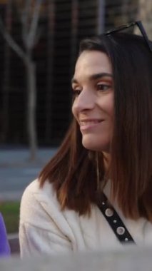 İki genç bayan yolcunun kış tatili gezisinde şehir haritası planlama günlerini kullanırken çekilmiş dikey HD videosu..