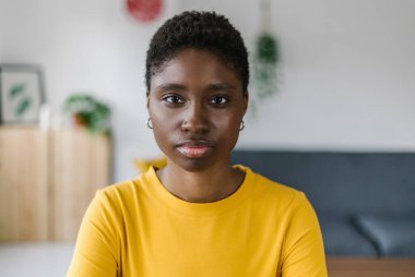 Ciddi bin yıllık Afrikalı bir kadının evdeki video görüntüsü ya da portresi. Etnik insanlar, vesikalık, yakın çekim..