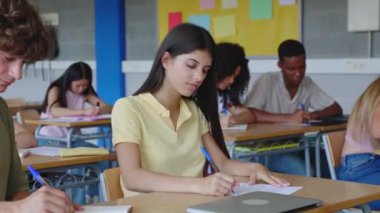 Lisede okuyan çeşitli genç öğrenciler. Milenyum üniversitesi sınıfta üniversite görevi üzerinde çalışıyor. Eğitim yaşam tarzı ve okul konseptine dönüş.
