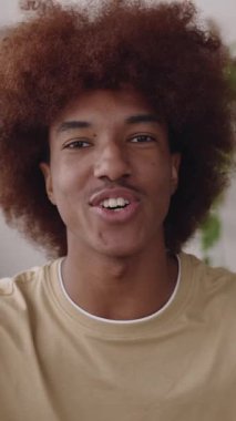 Genç Latin Amerikalı adamın evdeki video konuşmasının POV ekranı görüntüsü. Eğitim ve sanal konferans konsepti. Dikey HD video. 