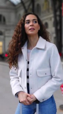 Platform istasyonunda bekleyen genç ve güzel bir kadın. Seyahat kavramı. 