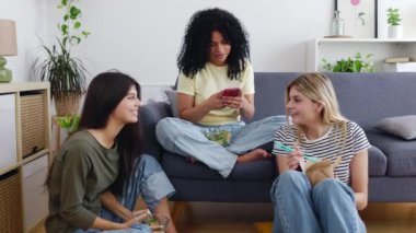 Evde cep telefonu kullanan bir grup genç kız arkadaş. Milenyum öğrencileri cep telefonu uygulamasında sosyal medya içeriğinin keyfini çıkarırken konuşuyor. Aile hayatı ve arkadaşlık kavramı