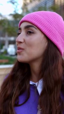 Mutlu bayan arkadaşların sokakta buluşup konuştuklarının dikey HD videosu. İki kadın bir şey tartışıyor, dışarıda sohbet ediyorlar. Arkadaşlık ve milenyum insanları kavramı.