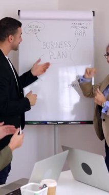 Ofisteki üst düzey iş kadını sunumundan sonra elde edilen başarıları kutlayan profesyonel iş dünyasının dikey HD videosu. Takım çalışması ve iş hayatı konsepti.