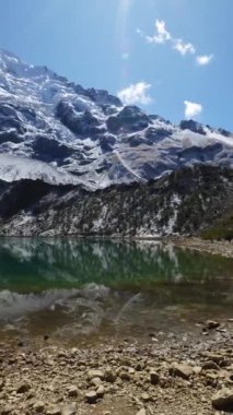 And Dağları 'ndaki Salcantay Dağı' ndaki Humantay Gölü 'nün dikey HD görüntüsü. Peru 'daki Lagoon.