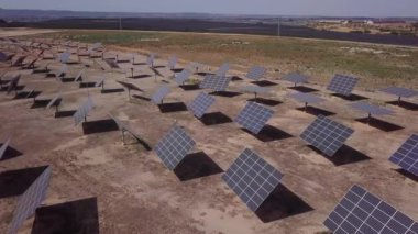 İspanya 'nın kırsal kesimindeki güneş panellerinin pürüzsüz hava görüntüsü. Fotovoltaik enerji santrali. Yeşil enerji teknolojisi kavramı