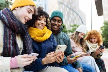 Şehirdeki bankta oturan bir grup genç arkadaş cep telefonu kullanıyor. Çok ırklı Z Geni öğrencileri sıcak kıyafetler giyip sosyal medyayı tarıyor ve internete bağlanıyorlar. Gençlik ve teknoloji kavramı