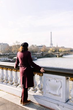 Sena Nehri ve Eyfel Kulesi 'nin yanındaki Paris' in panoramik manzarasının tadını çıkarıyorum. Dikey çekim. Seyahat güzergahı. Tatil kavramı.