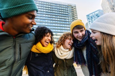 Bir grup mutlu çok ırklı genç arkadaş kışın dışarıda birlikte eğleniyorlar. Milenyum kuşağı insanları gülerken birbirlerine sarılıp vakit geçiriyorlar. Gençlik ve arkadaşlık kavramı