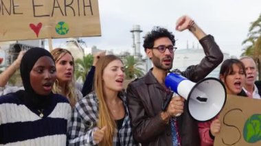 Çevreyi kirleten bir fabrika önünde iklim değişikliğini protesto eden bir grup gösterici. Çevre koruma ve küresel ısınma kavramı.