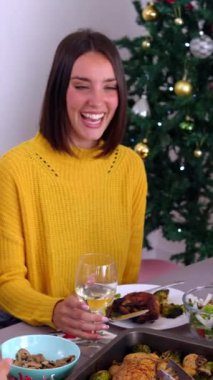 Mutlu çoklu jenerasyon aileleri evde Noel yemeğinin tadını çıkarıyor. Mutlu bir grup insan, xmas kutlaması sırasında yemek masasında bir araya geldi..