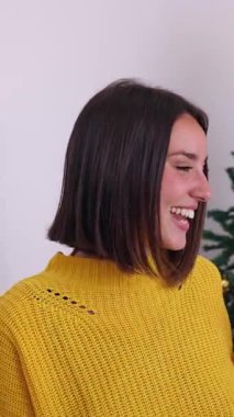 Genç yetişkin bir çiftin aile Noel yemeğinde önemli bir duyuru yaptığı dikey HD video. Akşam yemeğinde heyecan verici iyi haberleri kutlayan bir grup insan: hamilelik ya da düğün.