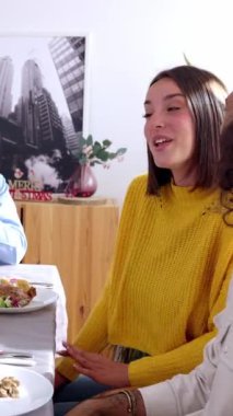 Noel yemeğinde çok nesilli mutlu aile toplantılarının dikey HD videosu. Farklı insanlar masada oturup Noel 'i kutluyorlar.. 