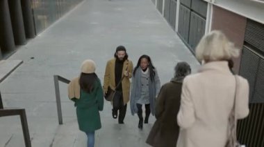 Şehir merkezindeki şirket finans bölgesinde çeşitli iş adamları dolaşıyor. İş gününden sonra eve giden çok ırklı serbest meslek arkadaşları. İş konsepti.