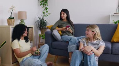 Mutlu genç kız öğrenci oda arkadaşları evde buluşup hikayeler anlatarak, öğle yemeği yiyerek, birlikte vakit geçirerek eğleniyorlar. Milenyum dostları oturma odasında konuşuyor. Yurtiçi yaşam tarzı kavramı