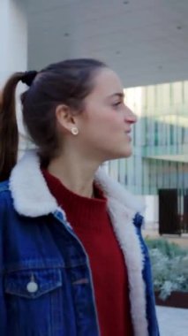 Üniversite kampüsünden ayrılırken çeşitli kız arkadaşlarla takılan genç milenyum öğrencilerinin dikey HD videosu. Eğitim, çeşitlilik ve gençlik toplumu kavramı.