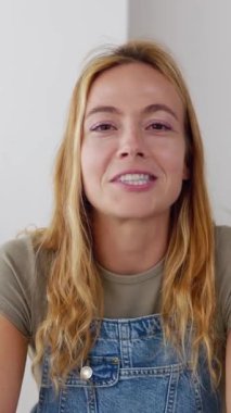 POV ya da portre görüntüsü evde dizüstü bilgisayarla konuşan genç ve güzel bir kadının görüntüsü. İş, eğitim ve sanal iletişim kavramı. Dikey HD video