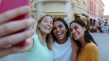 İtalya 'da yaz tatili sırasında selfie çeken bir grup mutlu kadın. Seyahat ve kadın arkadaşlık kavramı